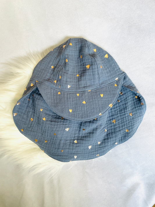 Sommermütze mit Nackenschutz blau mit schimmernden Herzen