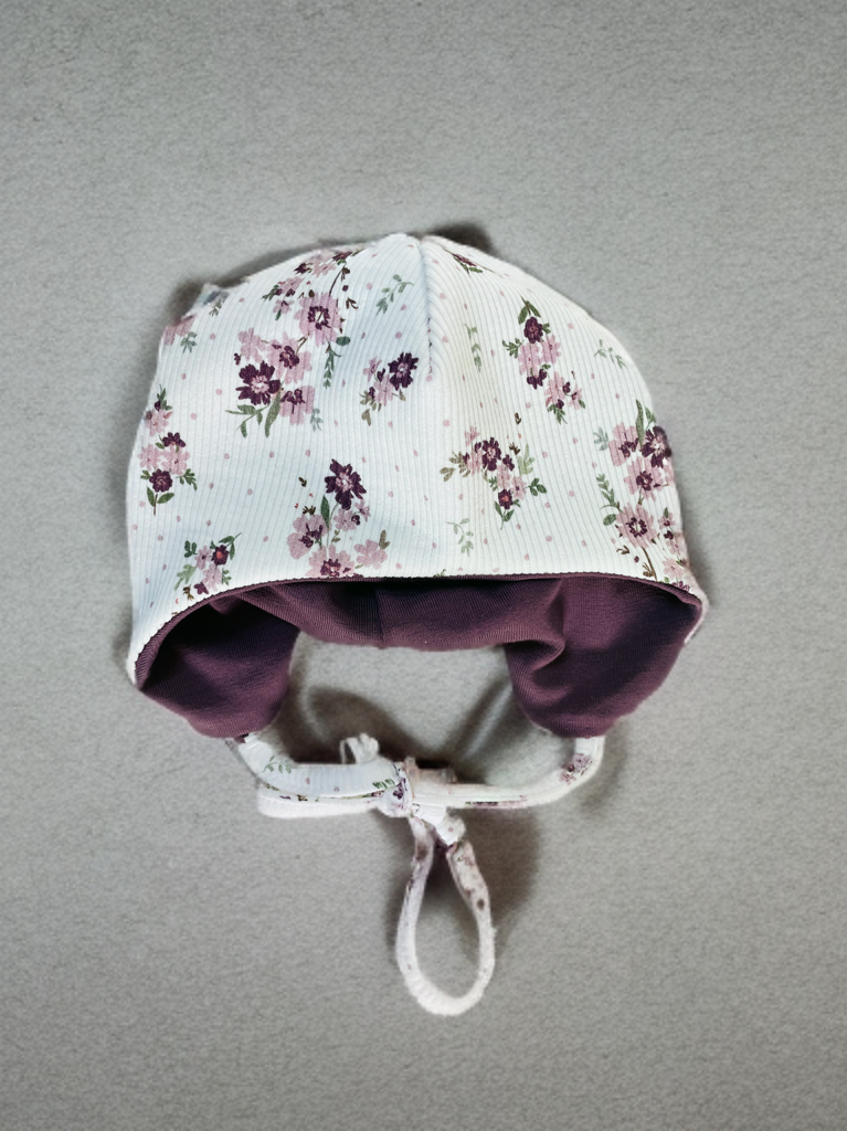 Mütze mit Ohrenschutz lila Blume