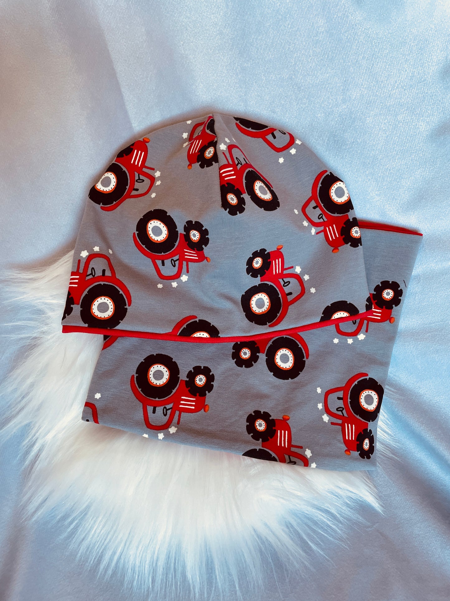 Mütze und Loop roter Traktor