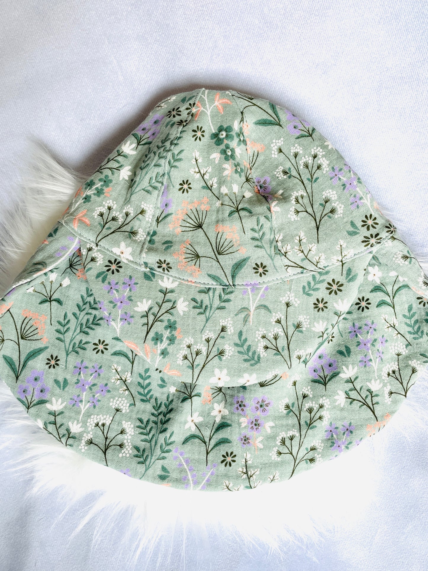 Sommermütze mit Nackenschutz grün mit Blumen