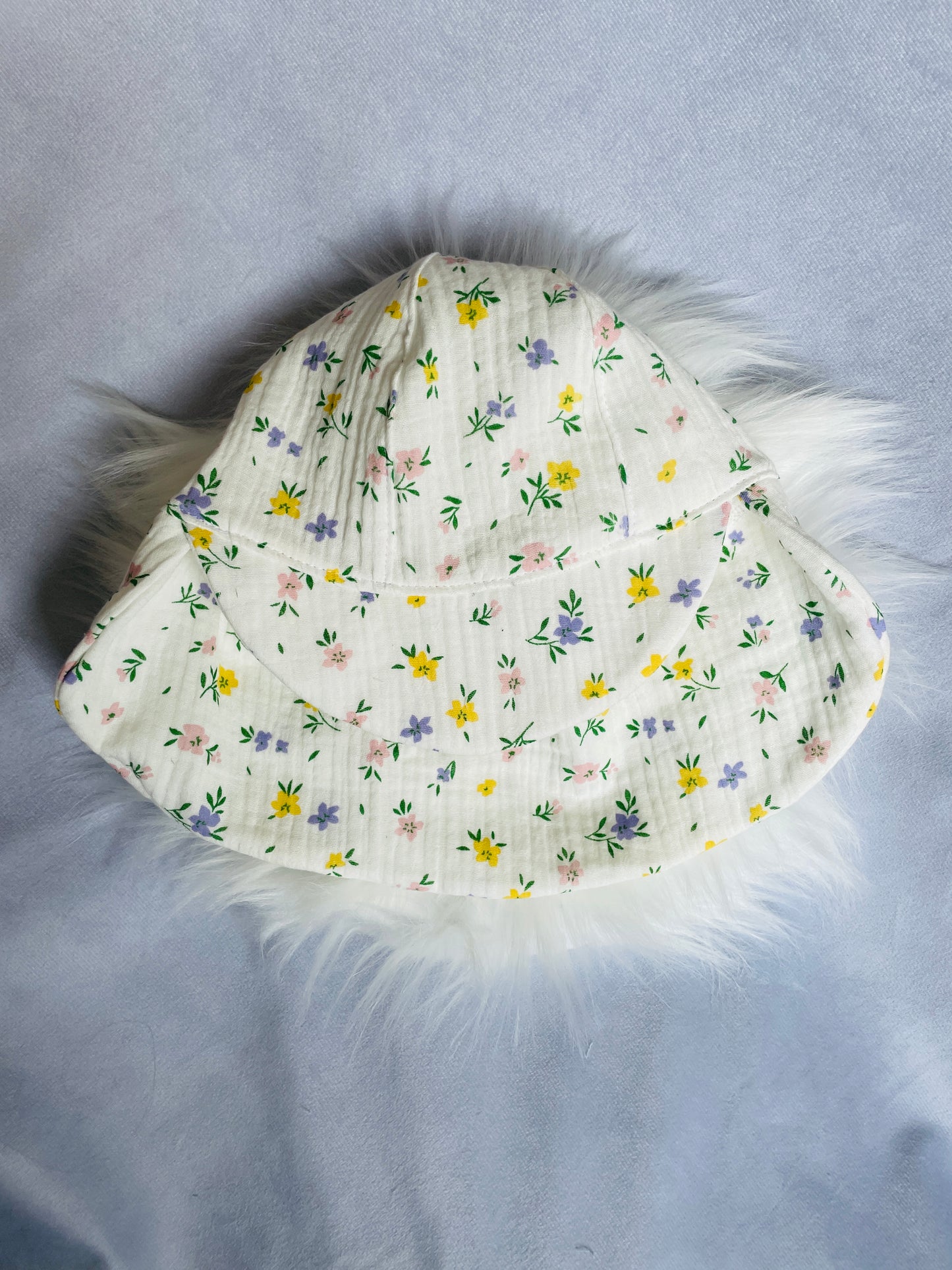 Sommermütze mit Nackenschutz weiß mit Blumen