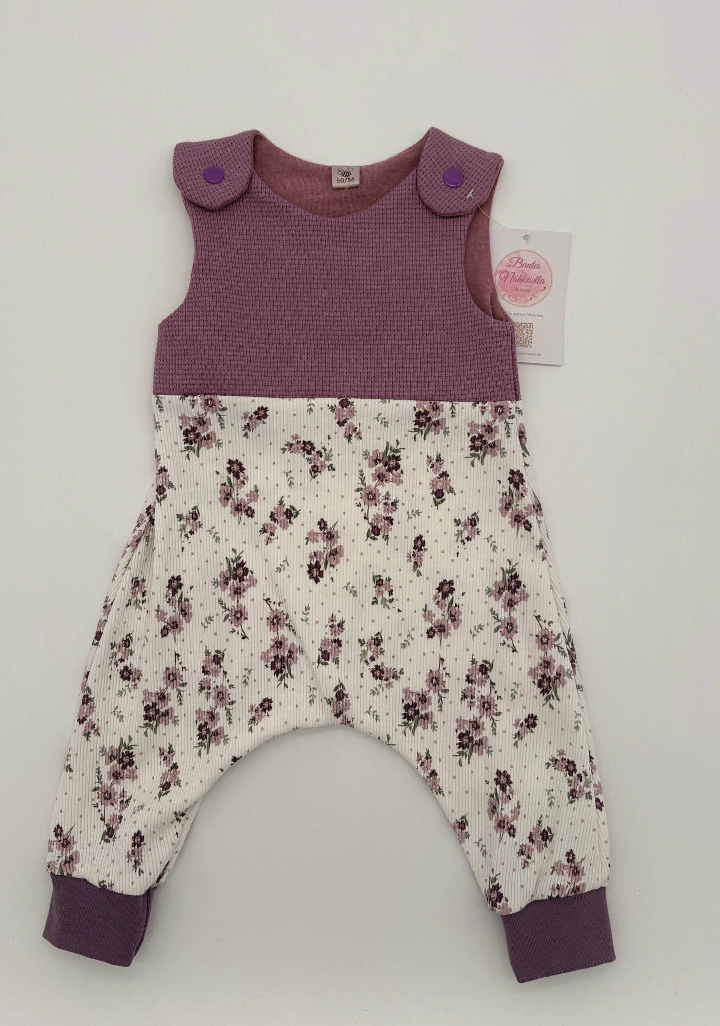 Strampler lila Blumen