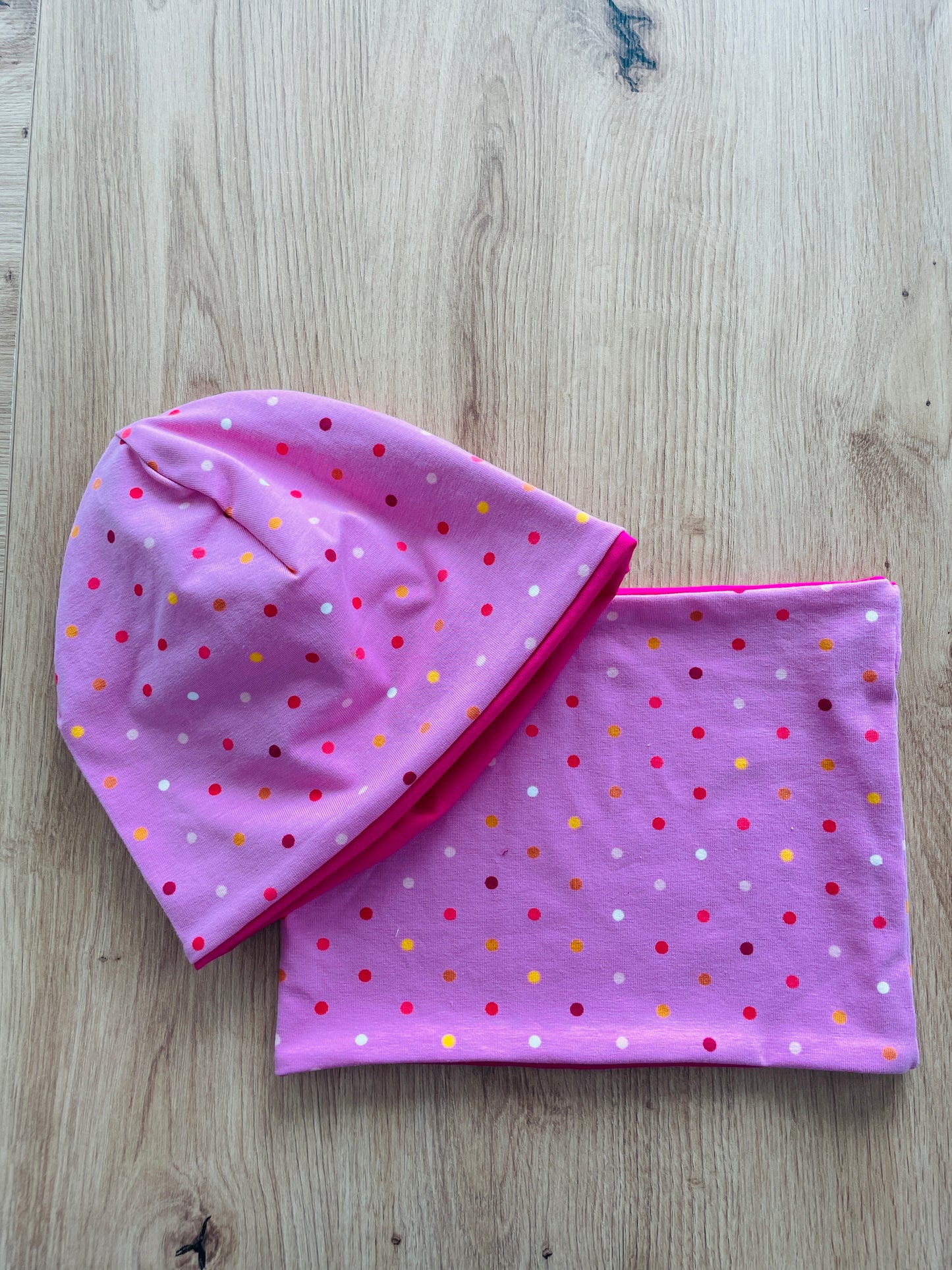 Beanie und Loop Pink Dots