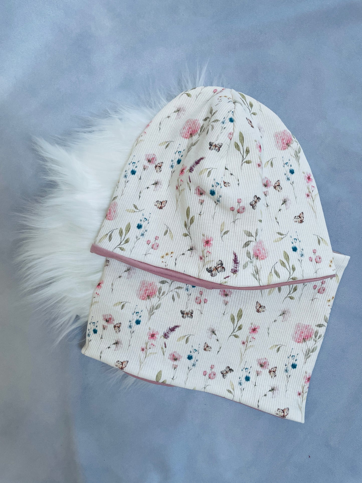 Mütze und Loop Blume und Schmetterling