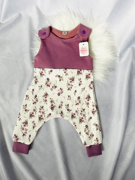 Strampler lila Blumen