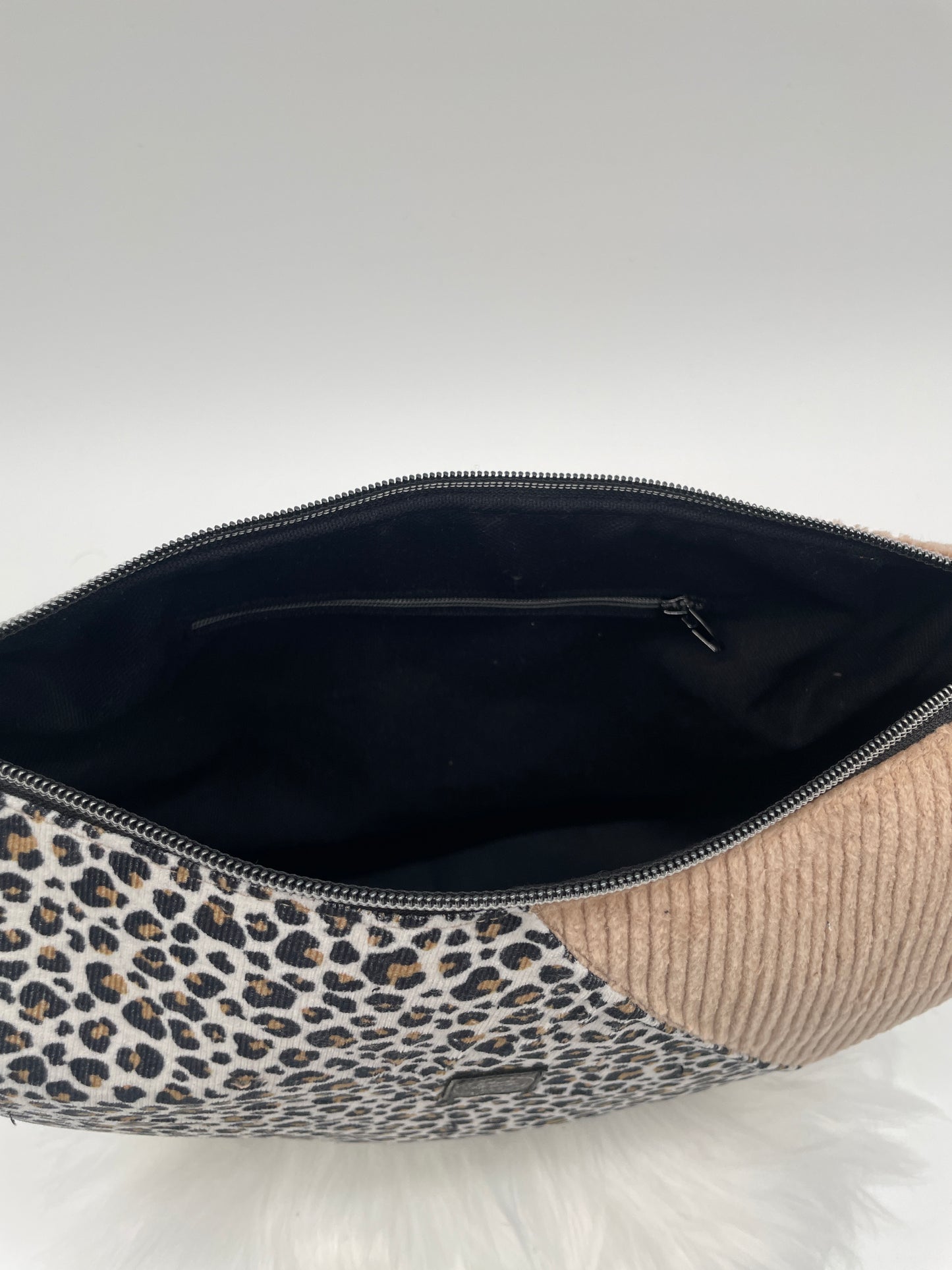 Halfmoon Bag Cord Leo weiß