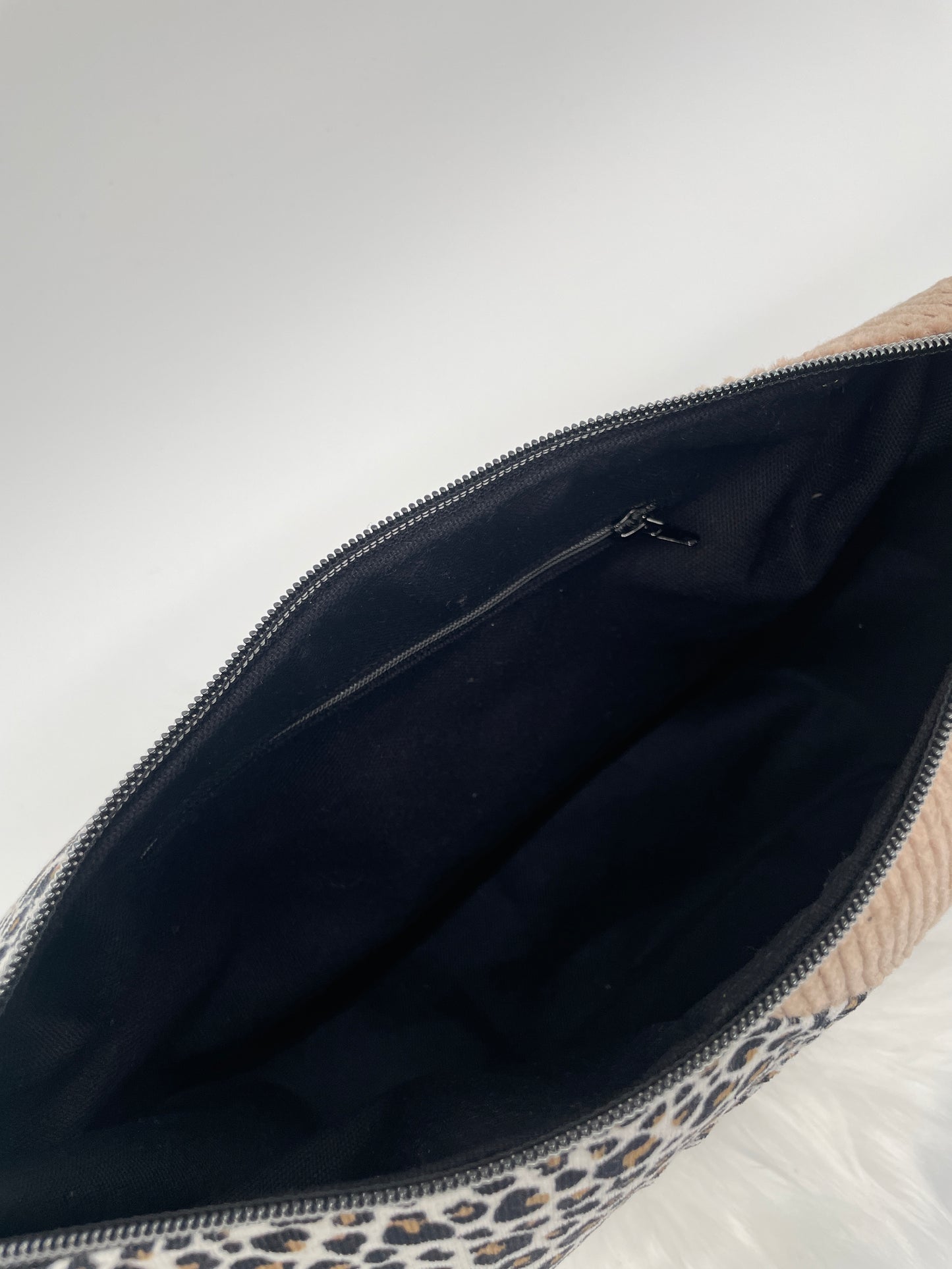 Halfmoon Bag Cord Leo weiß