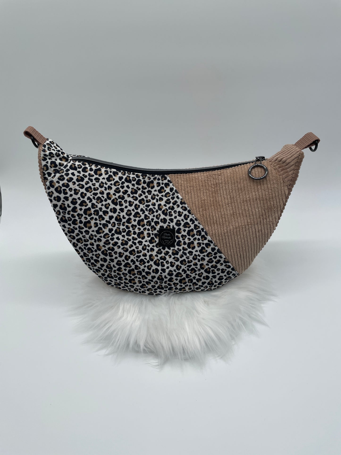Halfmoon Bag Cord Leo weiß