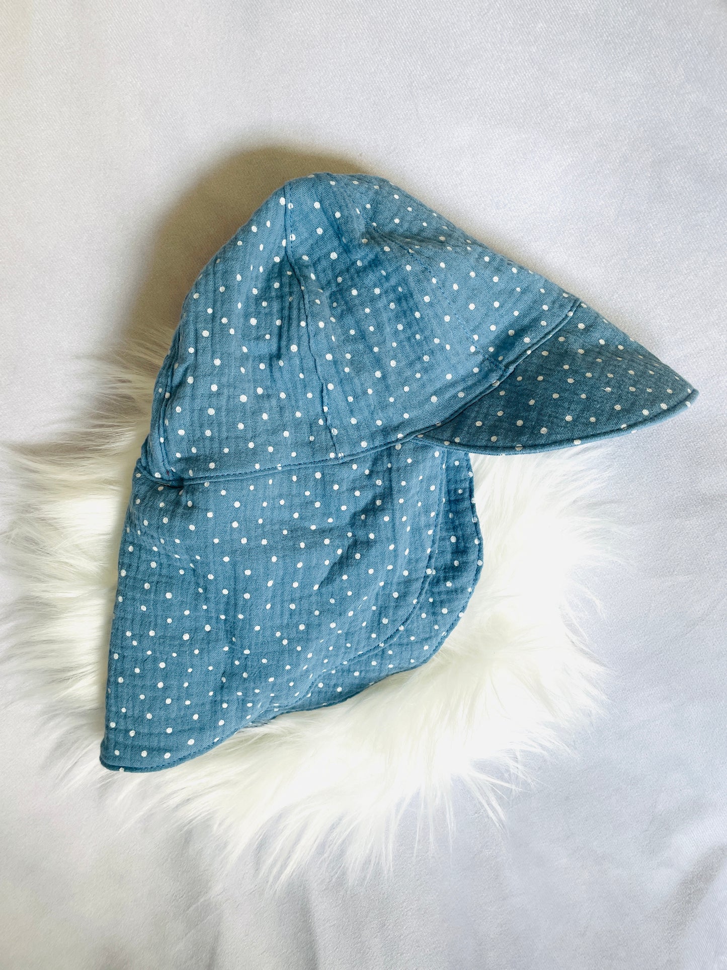 Sommermütze mit Nackenschutz blau mit Punkten