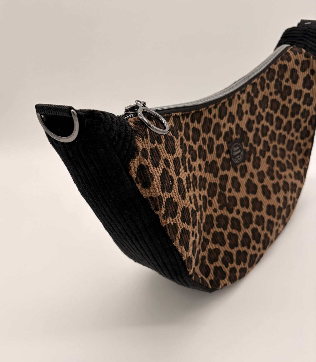 Halfmoon Bag Cord Leo braun
