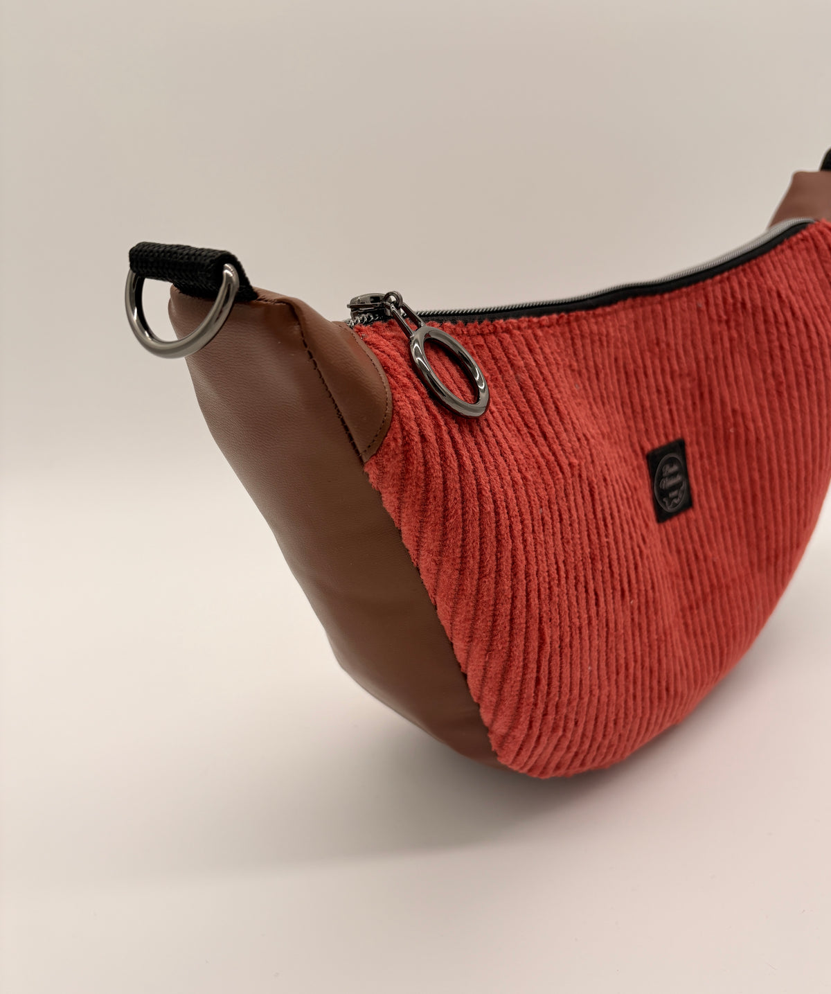 Halfmoon Bag Cord Kupfer mit braunem Kunstleder