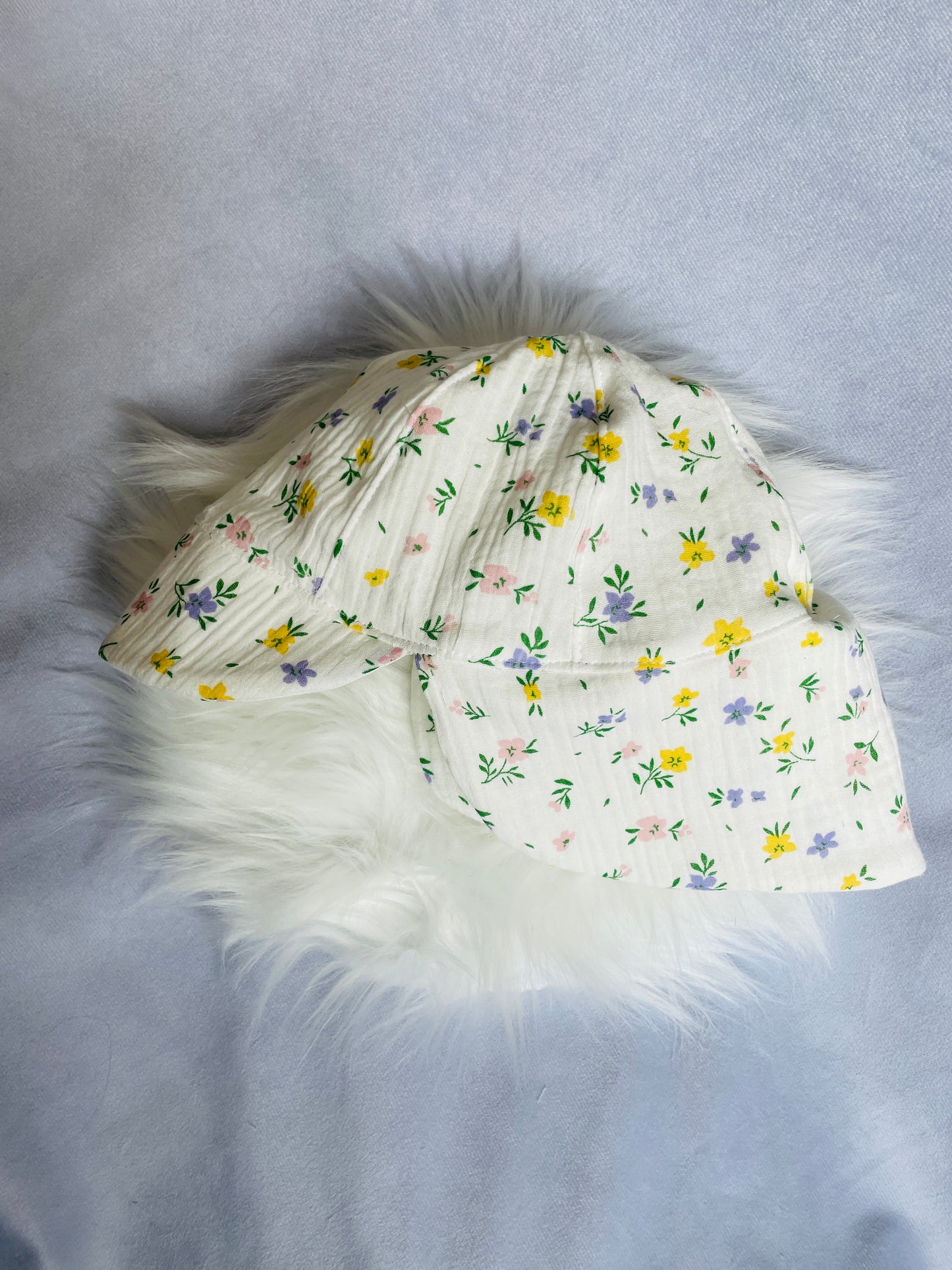 Sommermütze mit Nackenschutz weiß mit Blumen