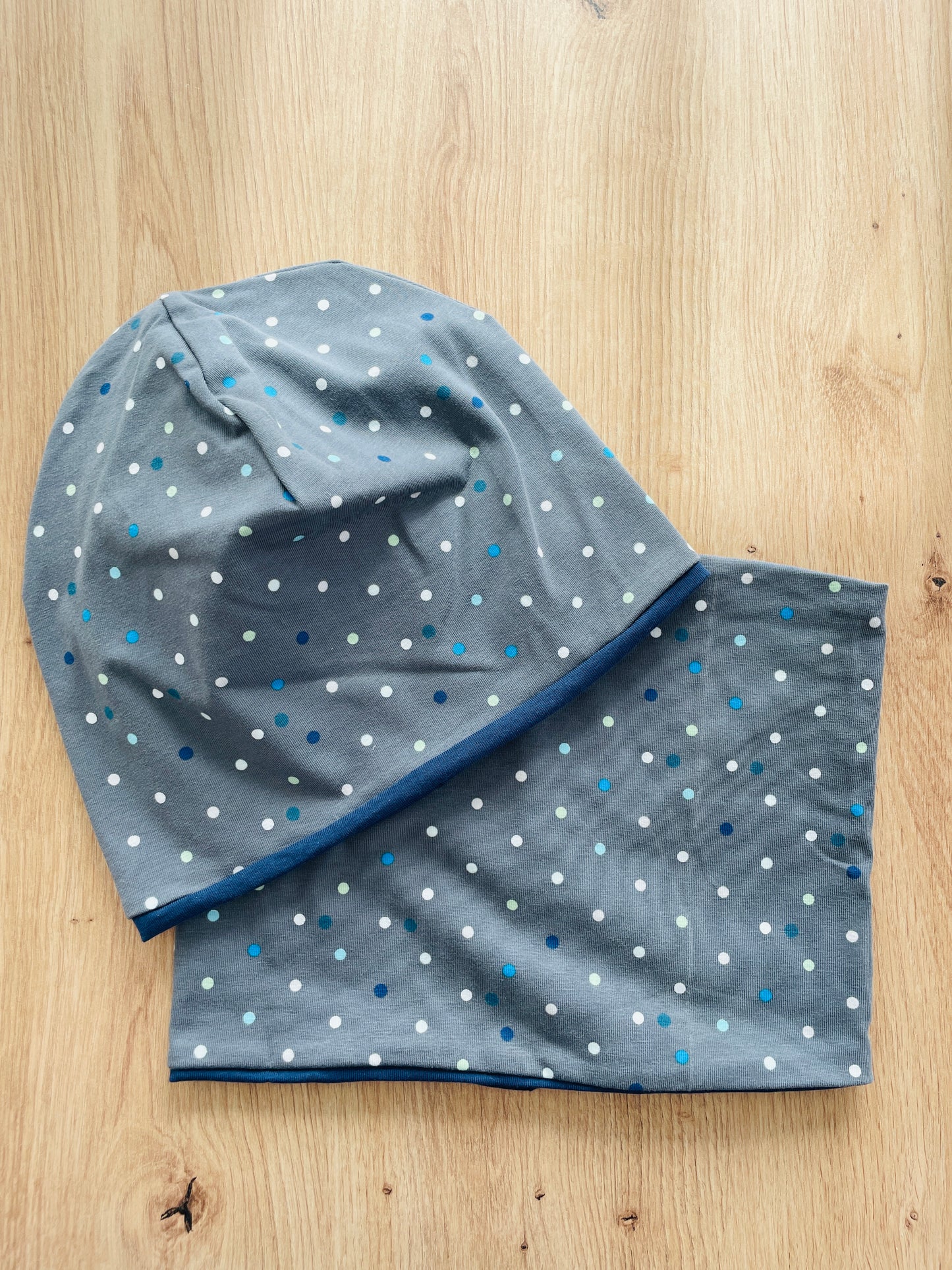 Beanie und Loop Grey Dots