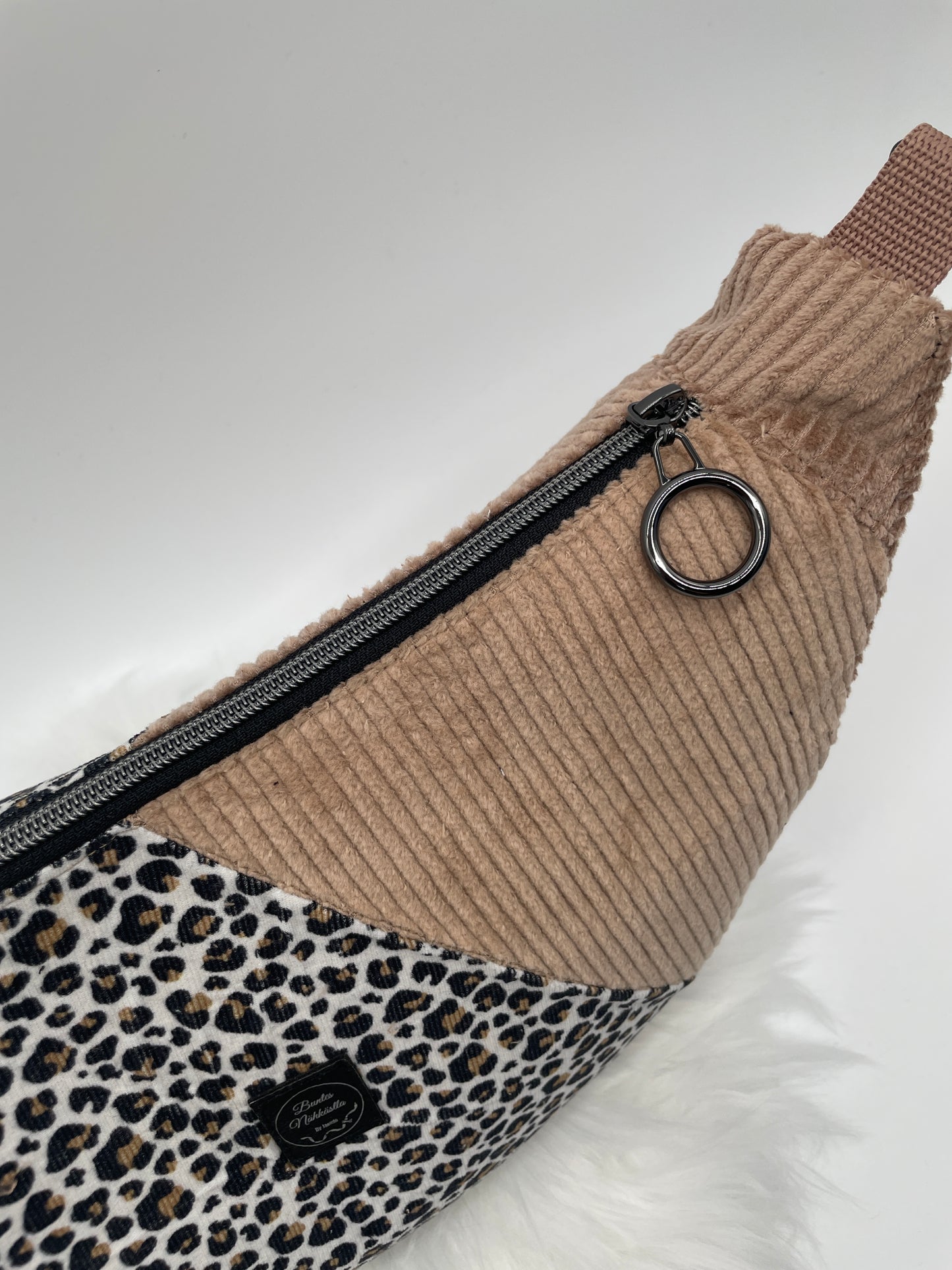 Halfmoon Bag Cord Leo weiß