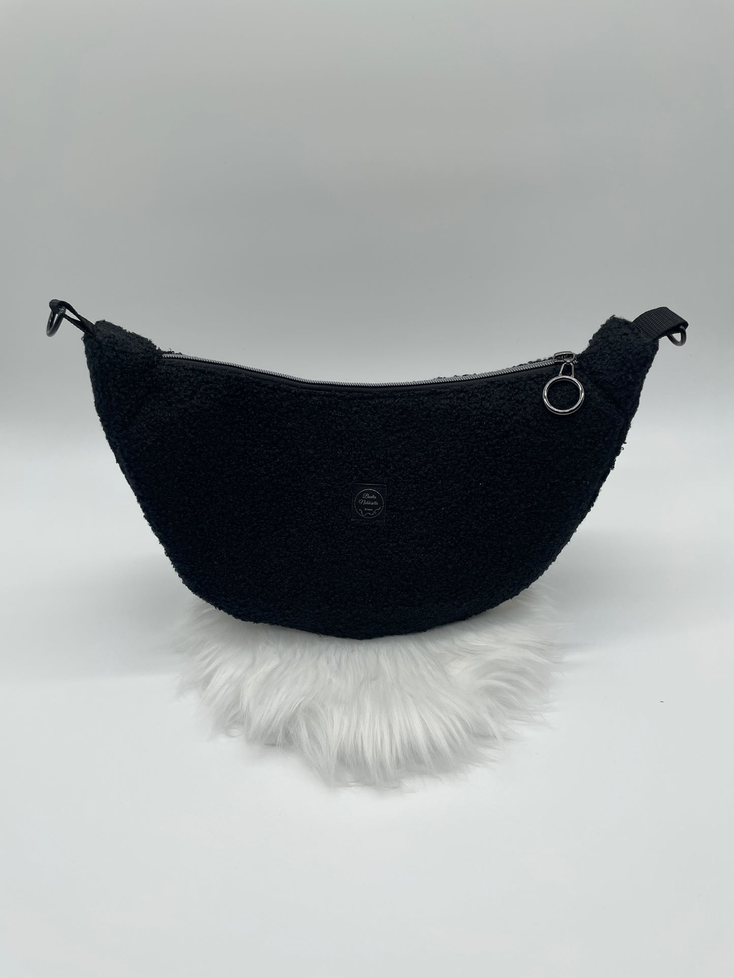 Halfmoon Bag Boucle‘ Schwarz