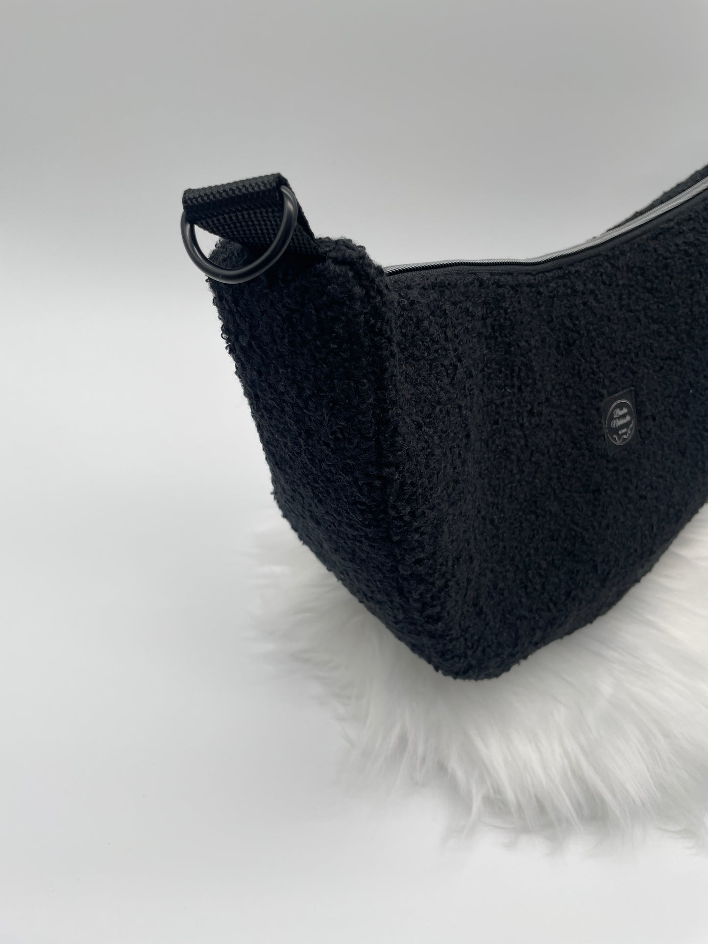 Halfmoon Bag Boucle‘ Schwarz