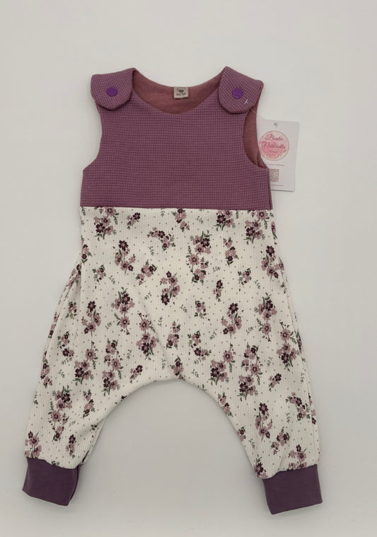 Strampler lila Blumen