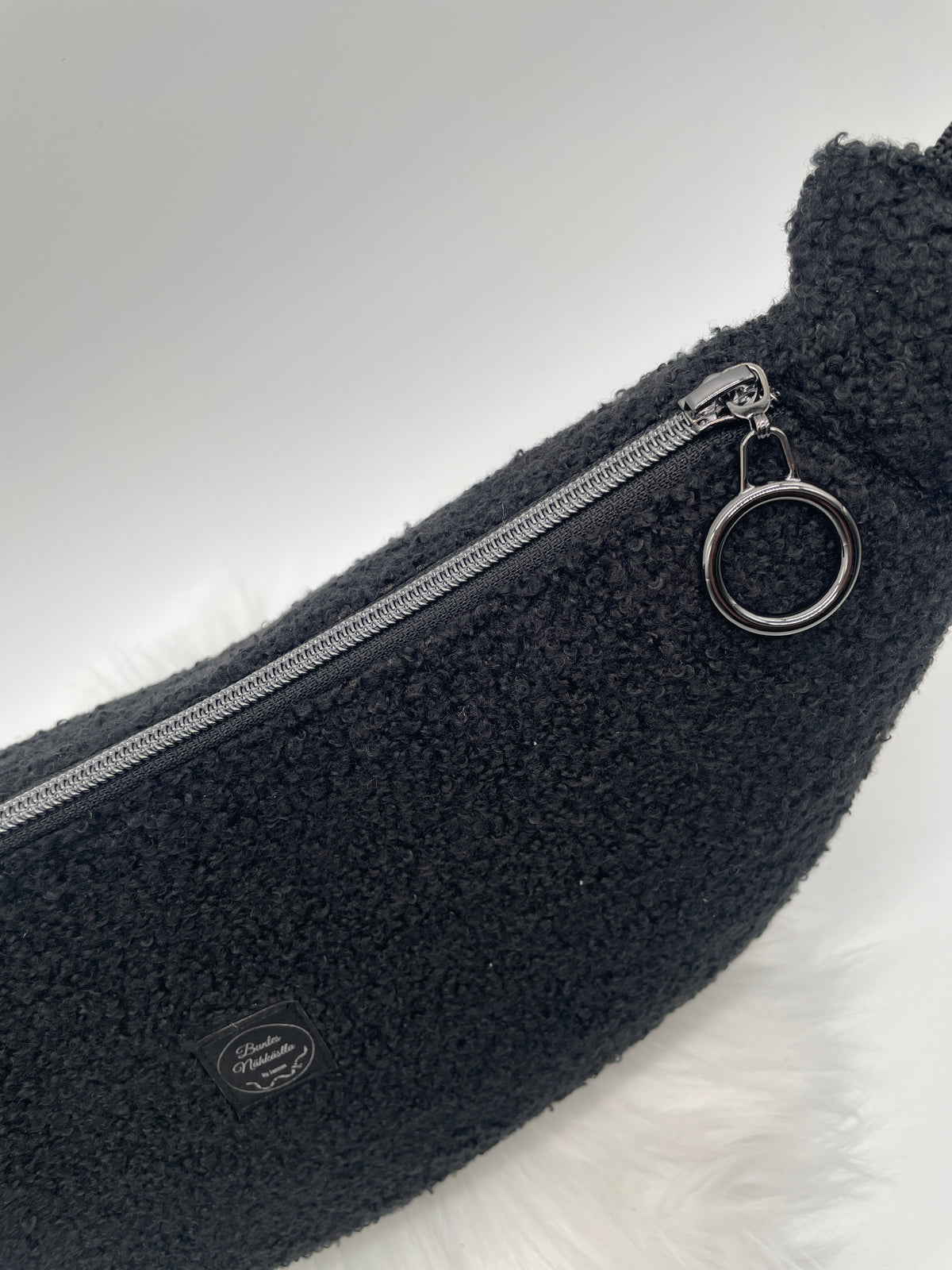 Halfmoon Bag Boucle Schwarz