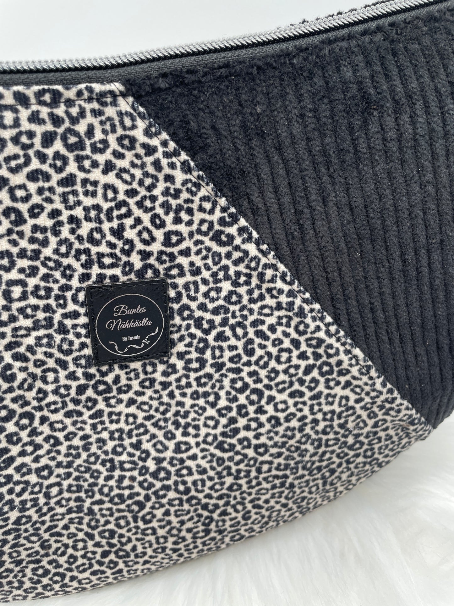 Halfmoon Bag Cord kleines Leomuster