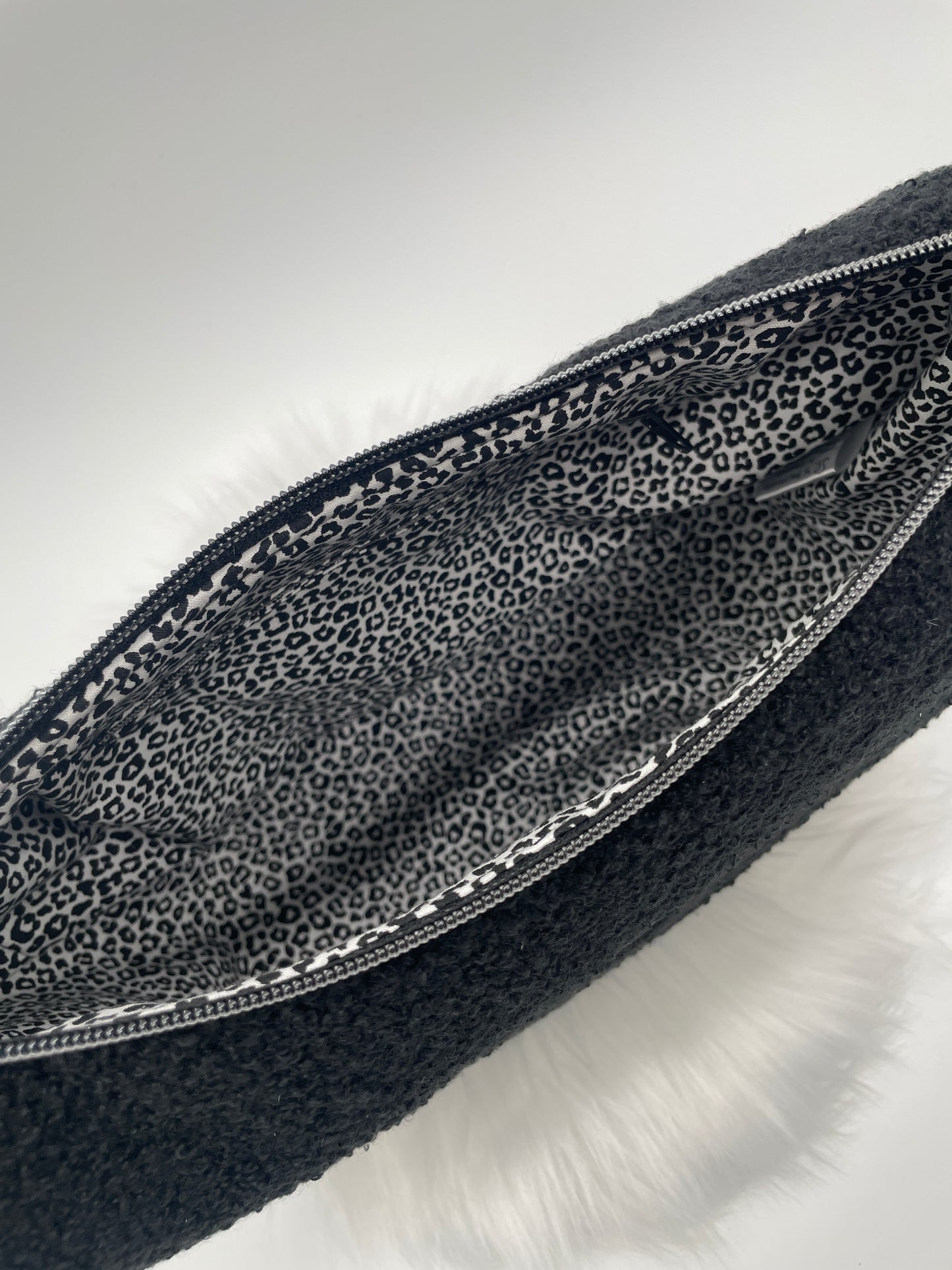 Halfmoon Bag Boucle‘ Schwarz