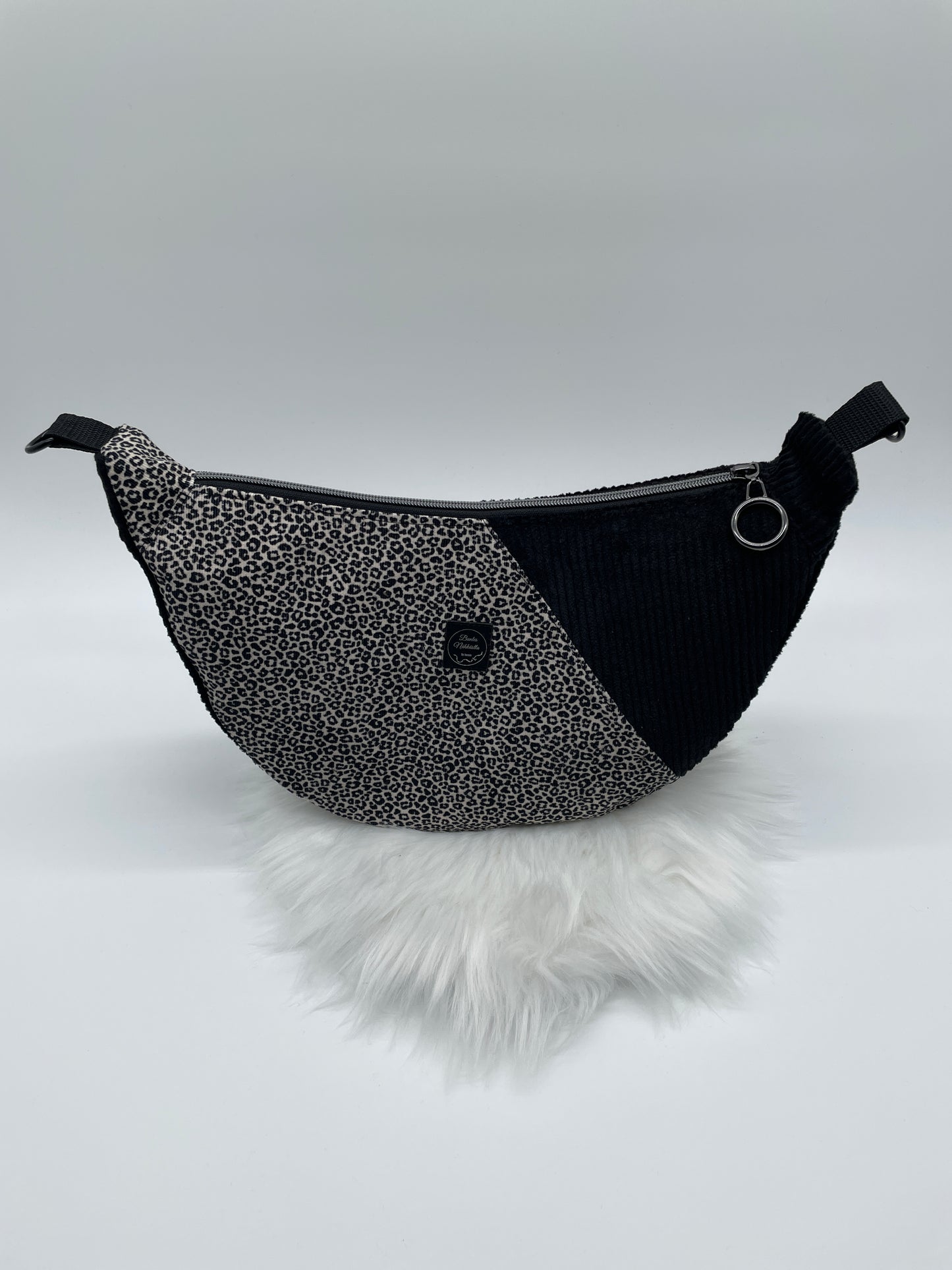 Halfmoon Bag Cord kleines Leomuster