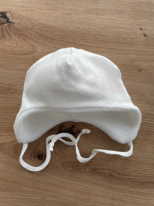 Mütze mit Ohrenschutz "Lochmuster weiß"