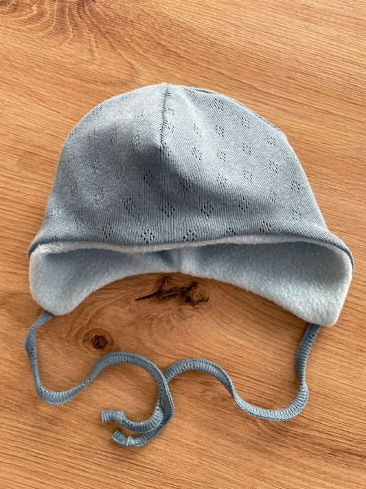 Mütze mit Ohrenschutz "Lochmuster blau"