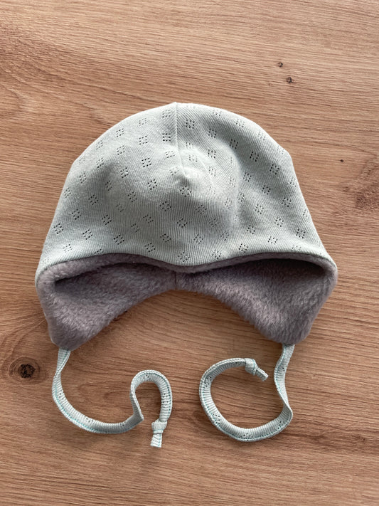 Mütze mit Ohrenschutz "Lochmuster hellgrün"